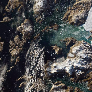 Iceberg Towers Over Greenland Village diamond Painting